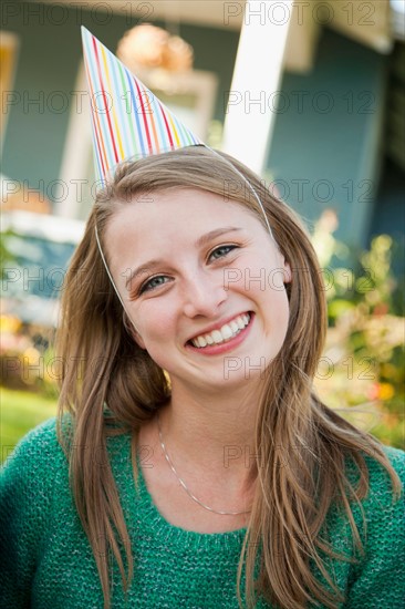 Portrait of young woman in party hat. Photo : Jessica Peterson