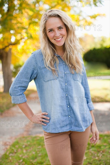 Portrait of young woman with hand on hop. Photo : Jessica Peterson