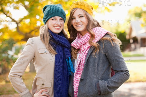Portrait of two young women wearing hats and scarves. Photo : Jessica Peterson