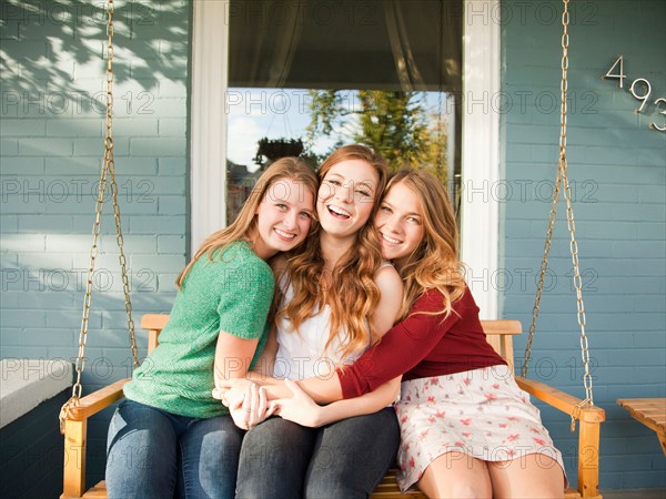 Portrait of three friends on swing. Photo : Jessica Peterson