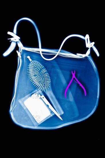 X-ray image of woman's shoulder bag