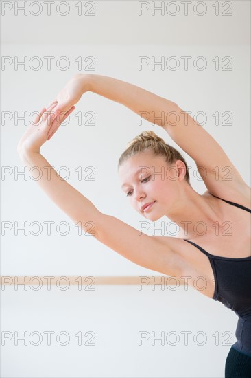 Portrait of teenage (16-16) ballet dancer