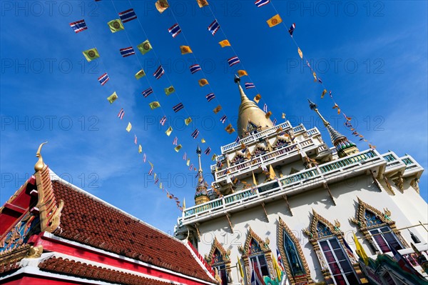 Part of Watbungthonglang Temple facade