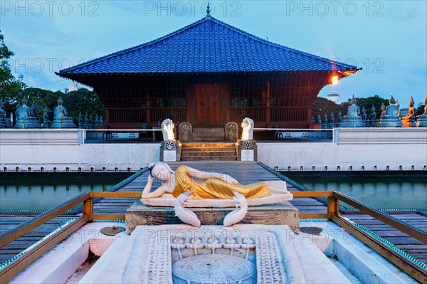 Gangaramaya Temple and buddha statue