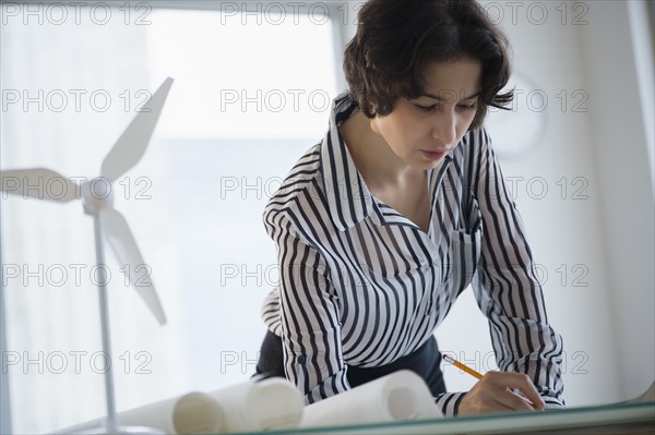 Businesswoman working in office.
Photo : Jamie Grill