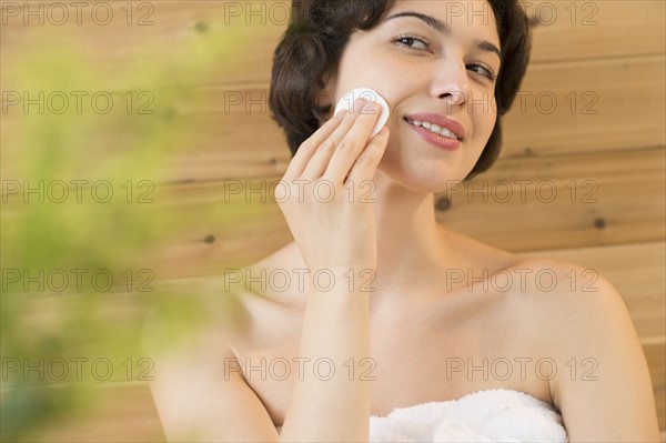 Woman relaxing in spa.
Photo : Jamie Grill