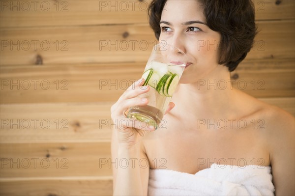 Woman drinking water in spa.
Photo : Jamie Grill