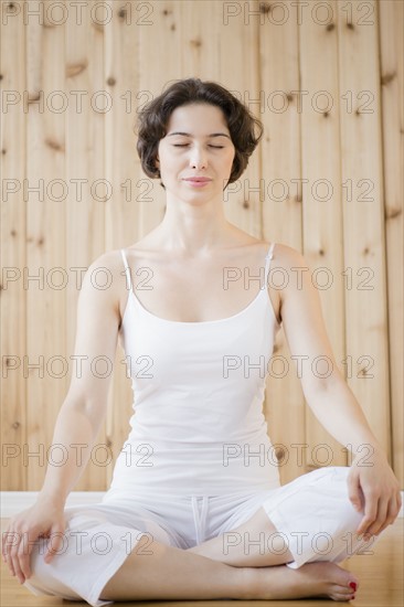 Woman meditating in spa.
Photo : Jamie Grill