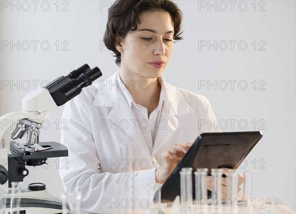 Scientist working in laboratory.
Photo : Jamie Grill