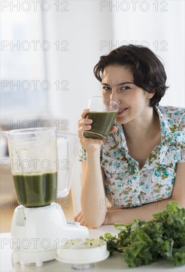 Woman drinking kale juice.
Photo : Jamie Grill