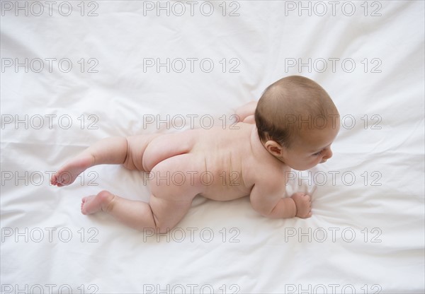 Baby girl (2-5 months) crawling.
Photo : Jamie Grill