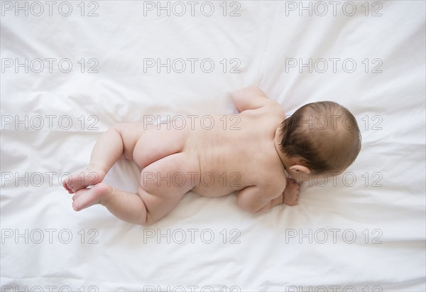 Baby girl (2-5 months) crawling.
Photo : Jamie Grill