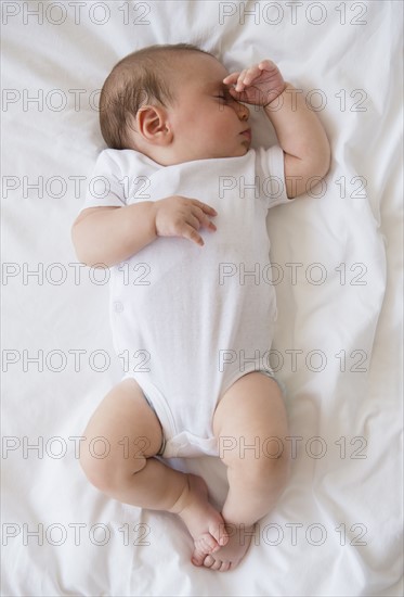 Baby girl (2-5 months) sleeping in bed.
Photo : Jamie Grill