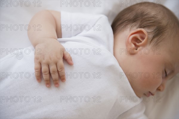 Baby girl (2-5 months) sleeping in bed.
Photo : Jamie Grill