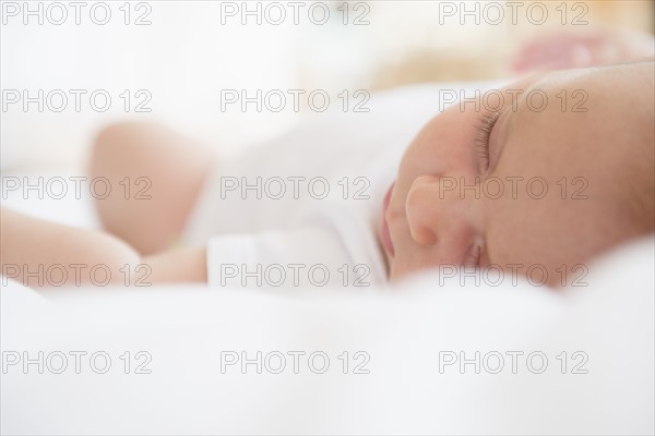 Baby girl (2-5 months) sleeping in bed.
Photo : Jamie Grill