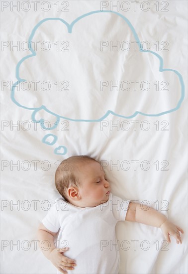 Baby girl (2-5 months) sleeping in bed.
Photo : Jamie Grill