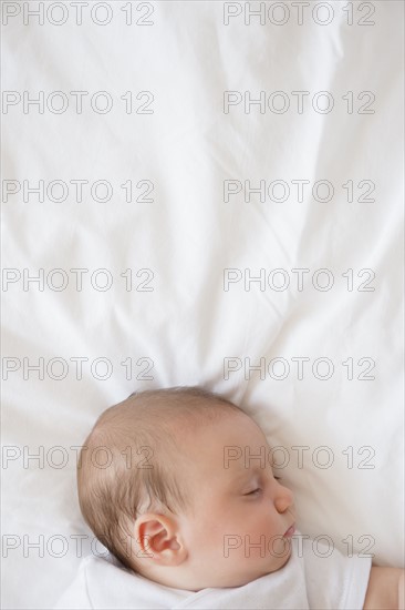 Baby girl (2-5 months) sleeping in bed.
Photo : Jamie Grill