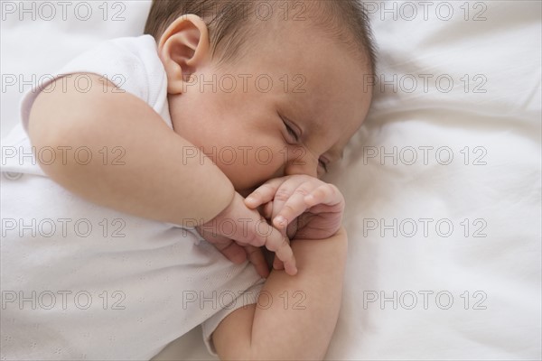 Baby girl (2-5 months) sleeping in bed.
Photo : Jamie Grill