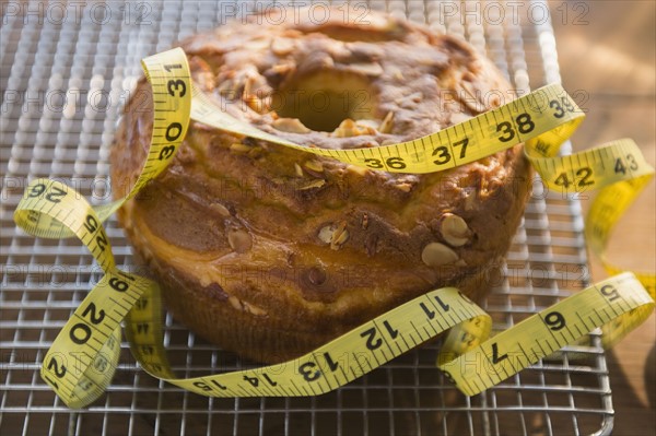 Studio Shot of bundt cake and tape measure.
Photo : Jamie Grill