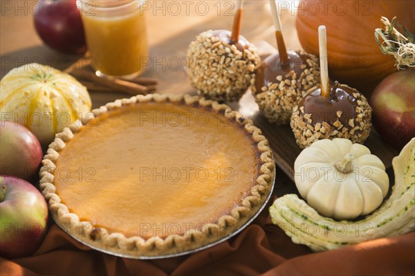 Studio Shot of homemade pumping pie and caramel apples.
Photo : Jamie Grill