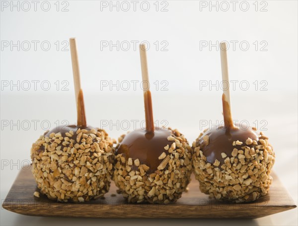 Studio Shot of caramel apples.
Photo : Jamie Grill