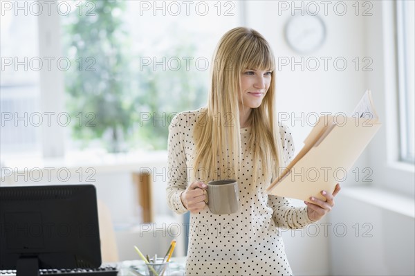 Female designer working in office.
Photo : Jamie Grill