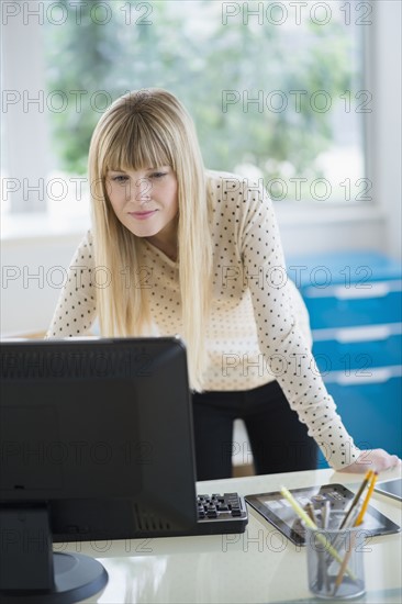 Female designer working on computer.
Photo : Jamie Grill