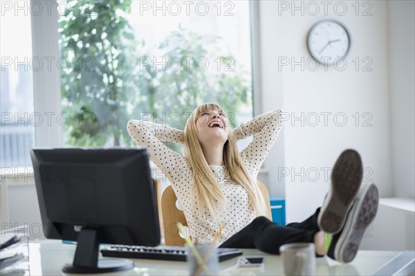 Female designer relaxing in office.
Photo : Jamie Grill