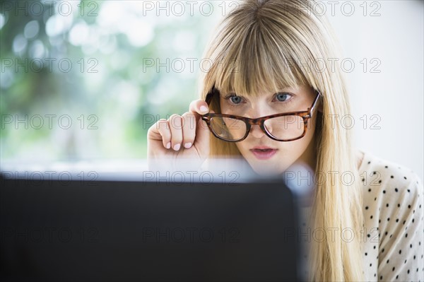 Woman wearing glasses working on computer.
Photo : Jamie Grill