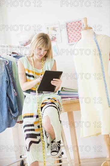 Female fashion designer working in studio.
Photo : Jamie Grill