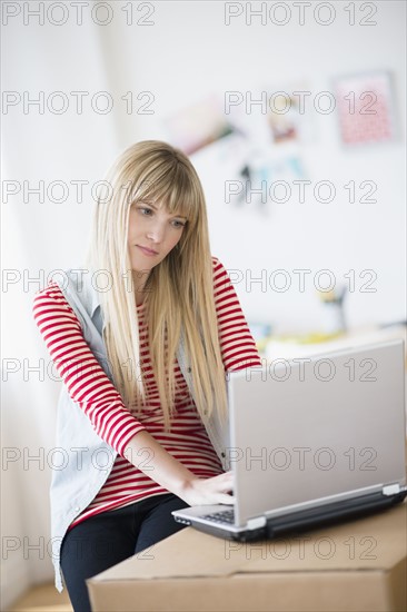 Woman using laptop.
Photo : Jamie Grill