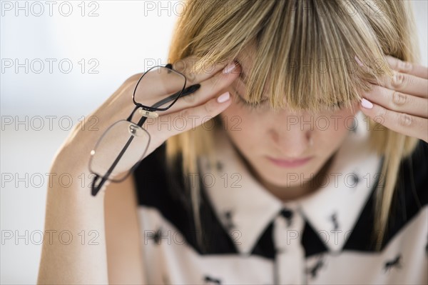 Woman with head in hands.
Photo : Jamie Grill