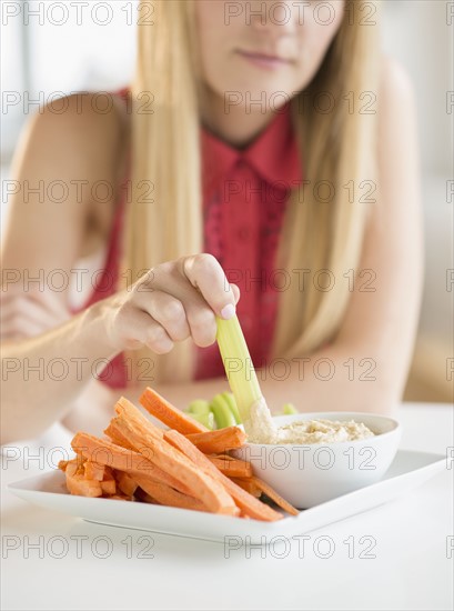 Woman dipping celery.
Photo : Jamie Grill