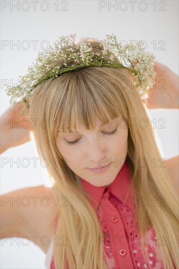 Portrait of woman wearing flower wreath.
Photo : Jamie Grill