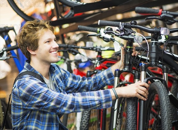 Man choosing bike in bike shop.
Photo : Daniel Grill