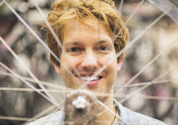 Portrait of man behind bike wheel.
Photo : Daniel Grill