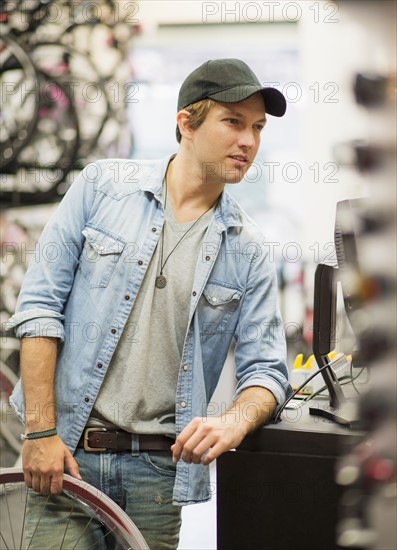 Man in bike shop.
Photo : Daniel Grill