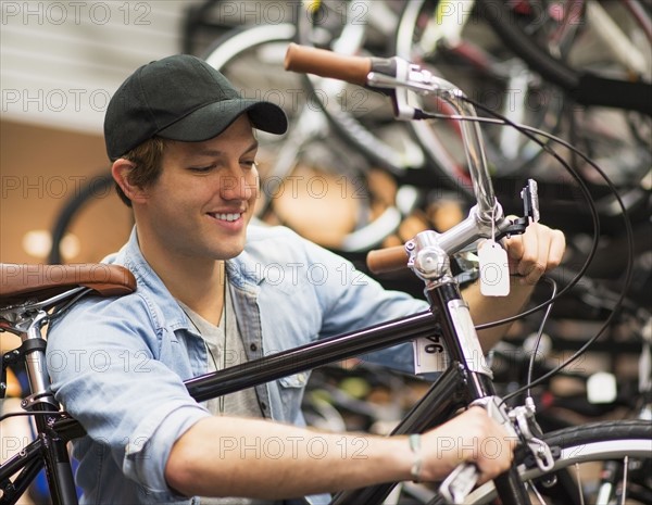 Man fixing bike in bike shop.
Photo : Daniel Grill