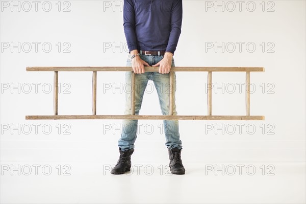 Low section of man carrying ladder.
Photo : Daniel Grill