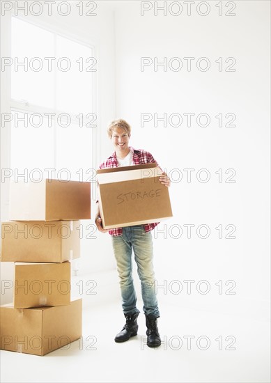 Man with stack of cardboard boxes.
Photo : Daniel Grill