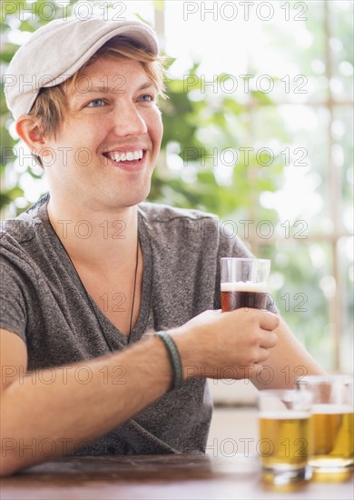 Man holding glass of beer.
Photo : Daniel Grill