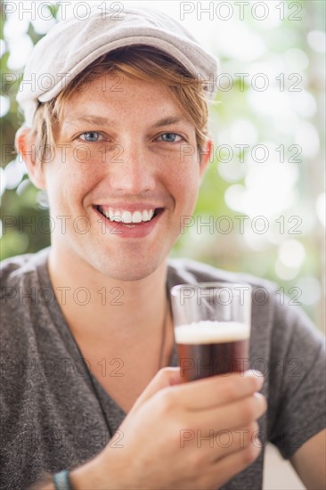 Portrait of man holding glass of beer.
Photo : Daniel Grill