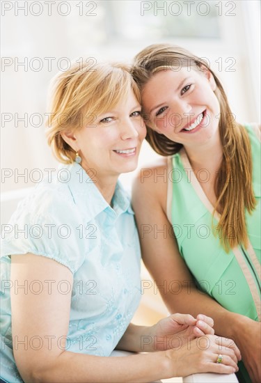 Portrait of mother and adult daughter.
Photo : Daniel Grill