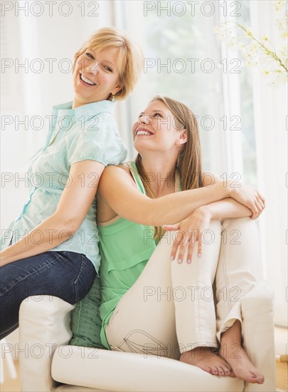 Portrait of mother and adult daughter.
Photo : Daniel Grill