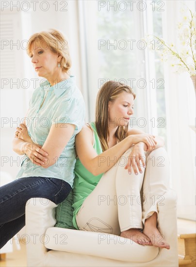 Mother and adult daughter back to back.
Photo : Daniel Grill