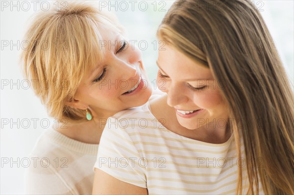 Portrait of mother and adult daughter.
Photo : Daniel Grill