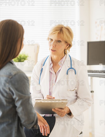 Doctor and patient talking.
Photo : Daniel Grill