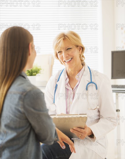 Doctor and patient talking.
Photo : Daniel Grill