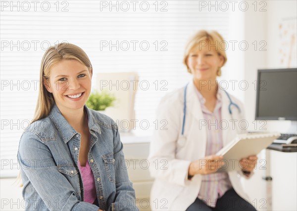 Portrait of young woman visiting doctor.
Photo : Daniel Grill