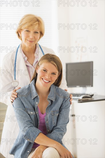 Portrait of young woman and her doctor.
Photo : Daniel Grill